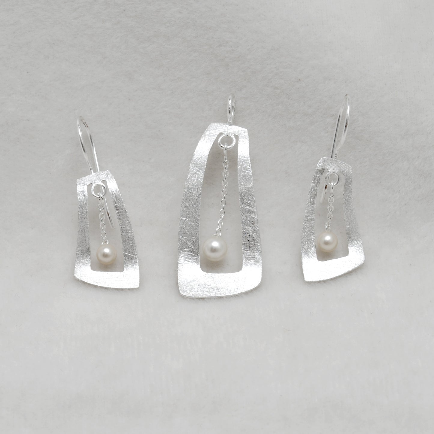 925 Sterling Silver Pearl Pendant & Earrings Set