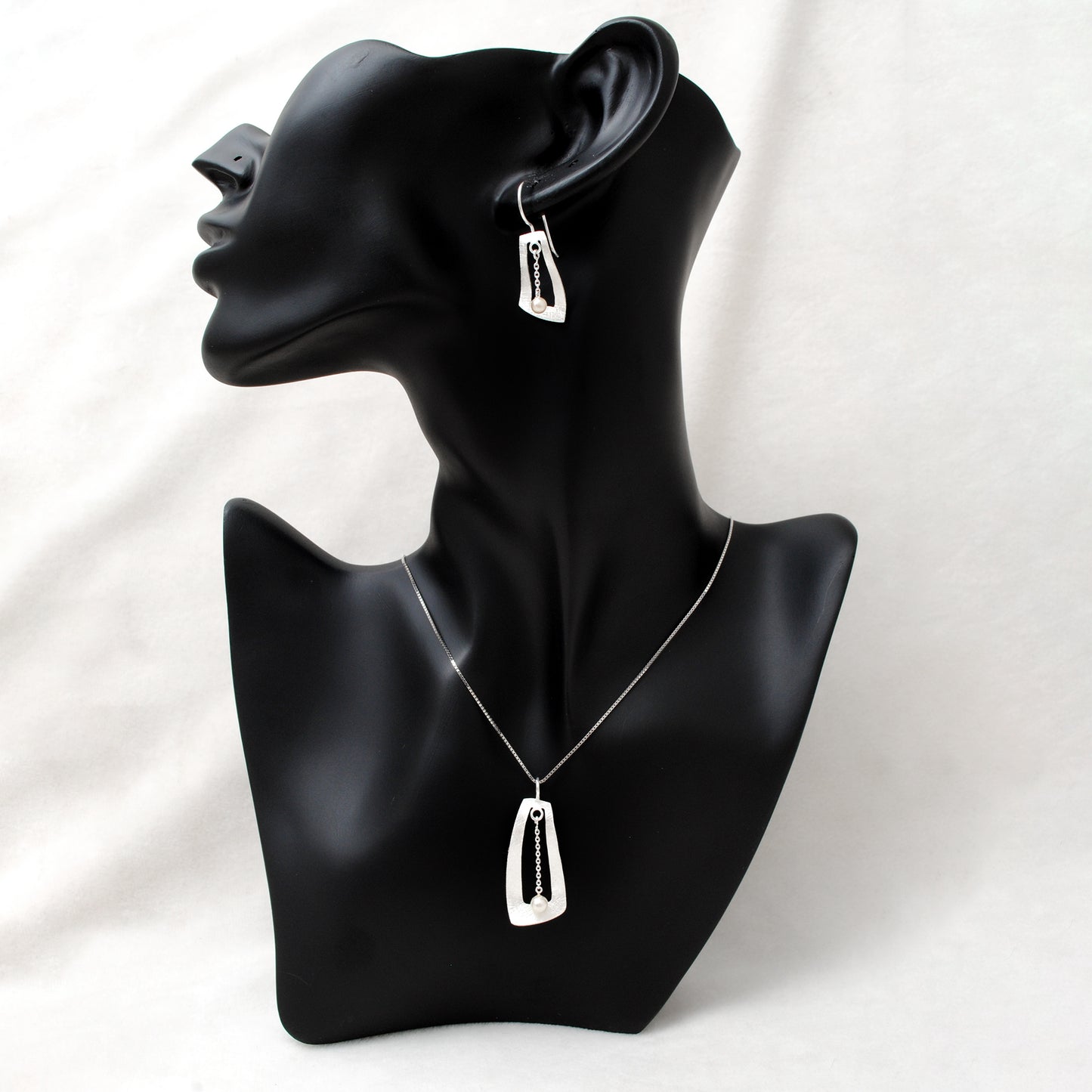 925 Sterling Silver Pearl Pendant & Earrings Set