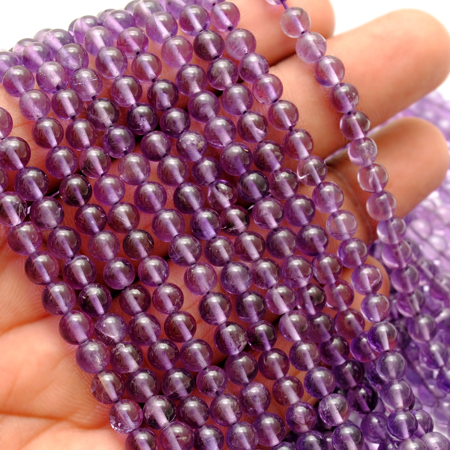 Amethyst 4-4.5mm smooth round beads - light refraction view