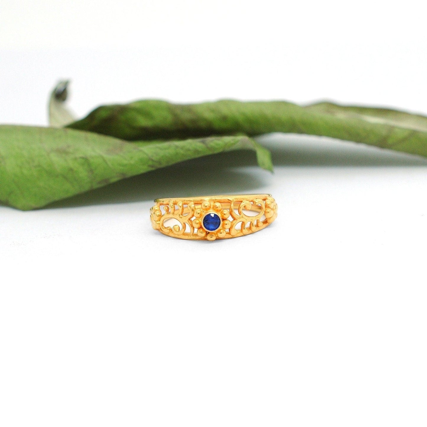 18k Solid Yellow Gold Vintage Ring 7 US - Kanika Creations