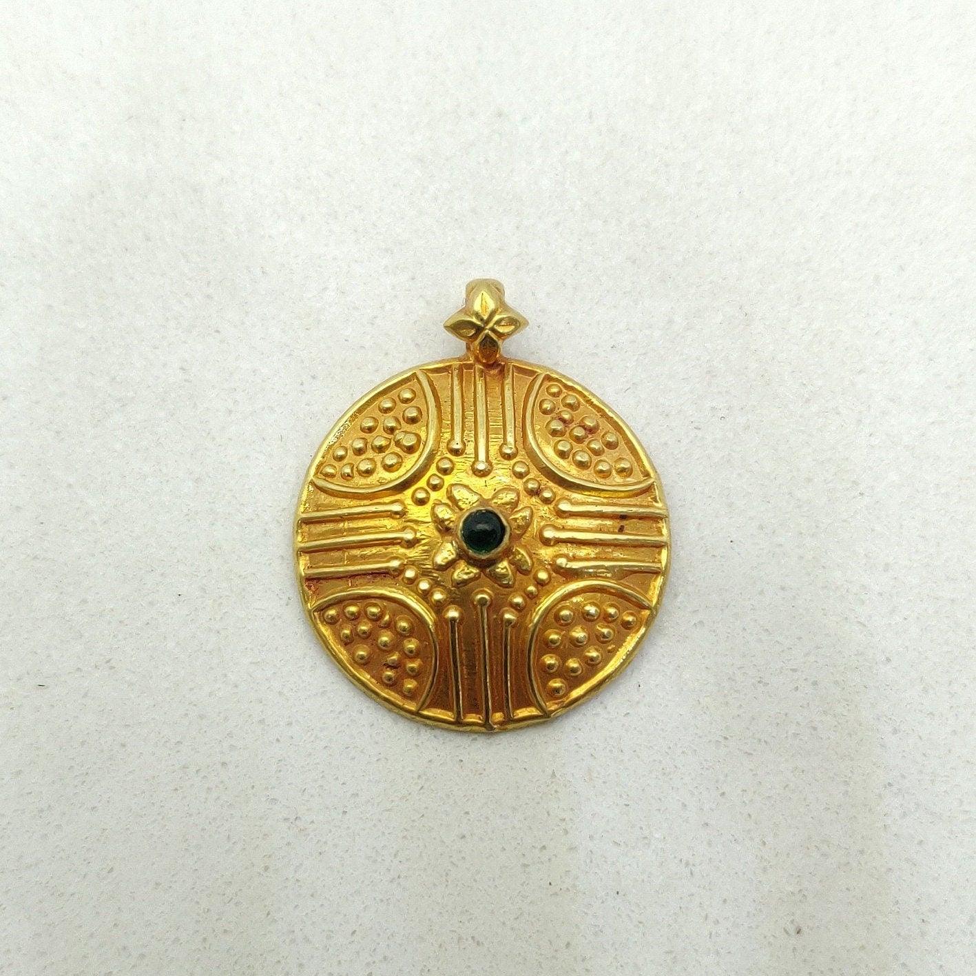 18k Solid Yellow Gold Emerald Antique Pendant 20.50mm - Kanika Creations