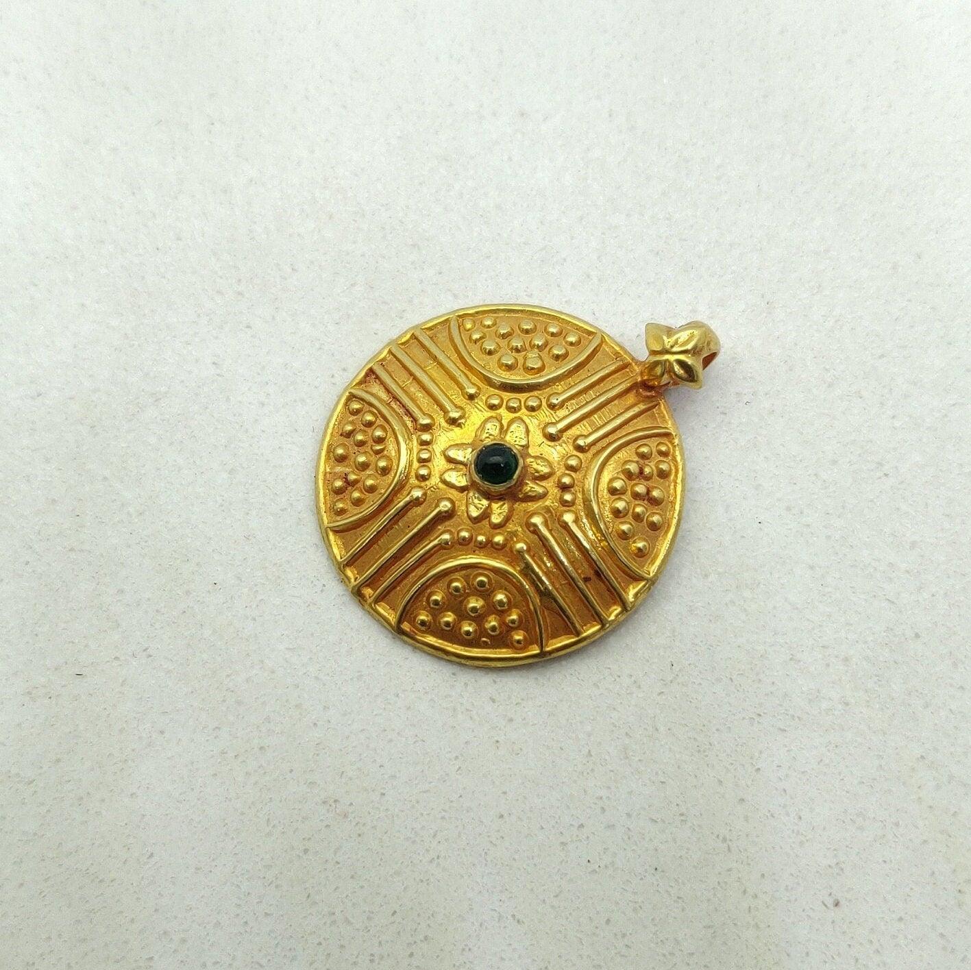 18k Solid Yellow Gold Emerald Antique Pendant 20.50mm - Kanika Creations