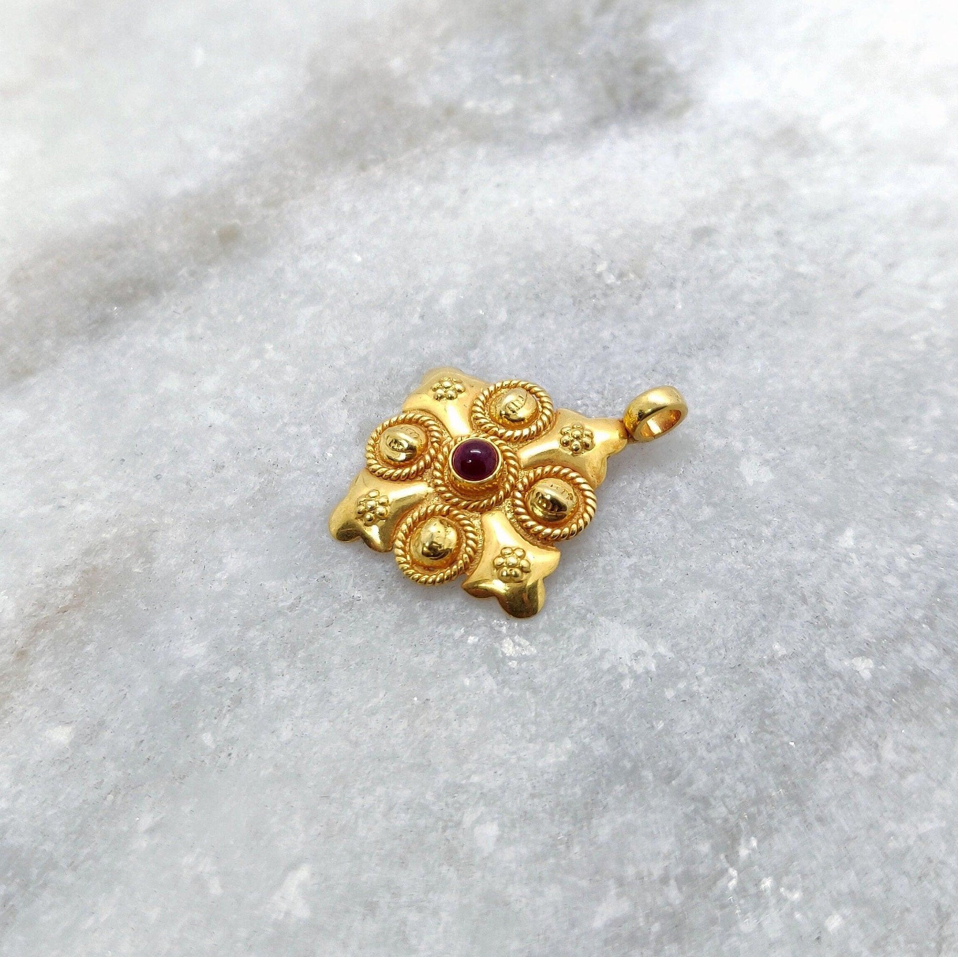 18k Solid Yellow Gold Antique Pendant 20x16mm - Kanika Creations
