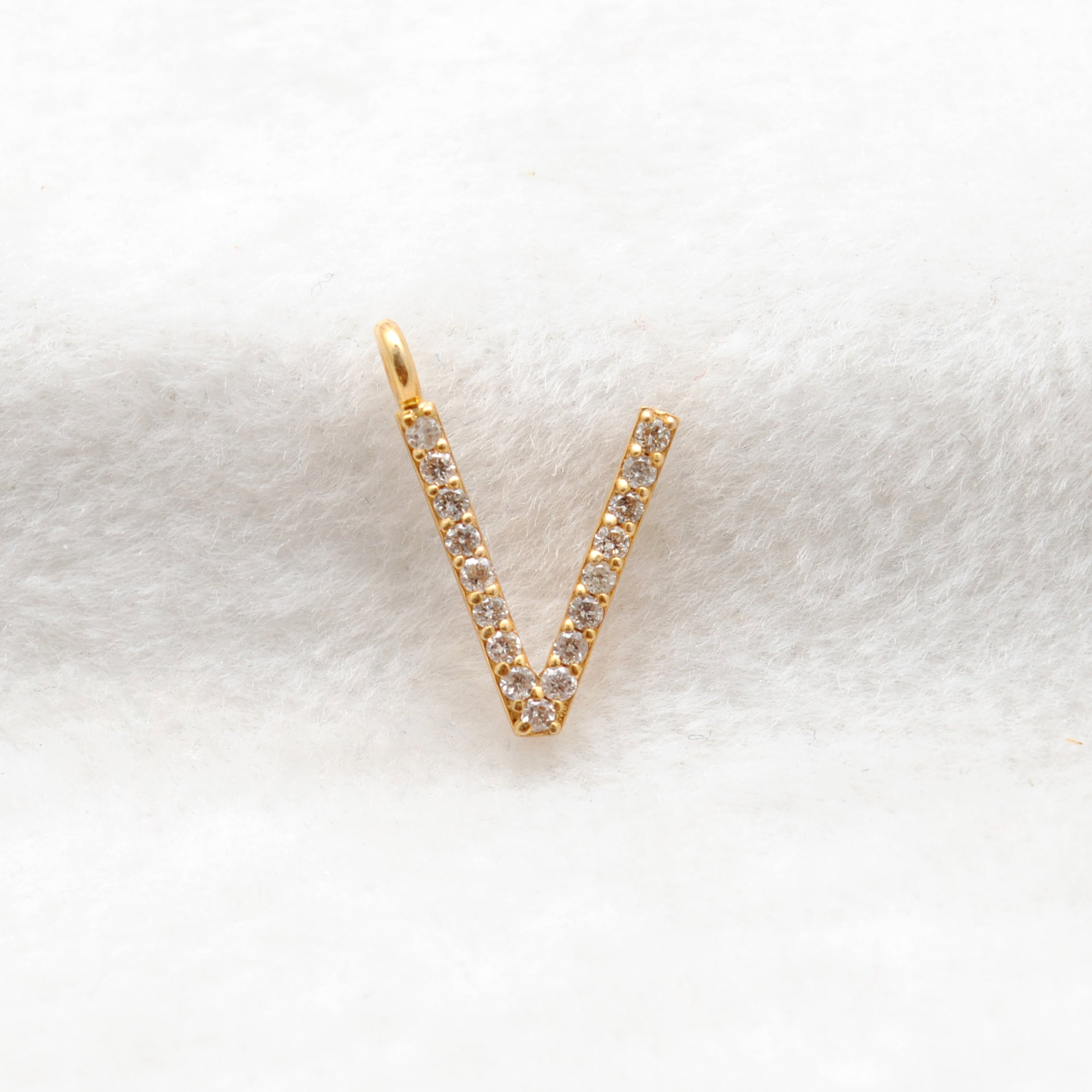 14K Gold Pavé Diamond V Letter Charm – Overhead View