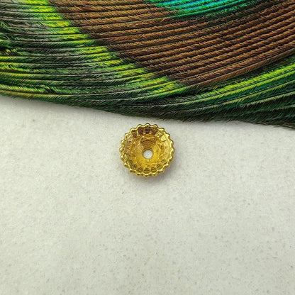 18K gold floral spacer cap - petal close-up detail