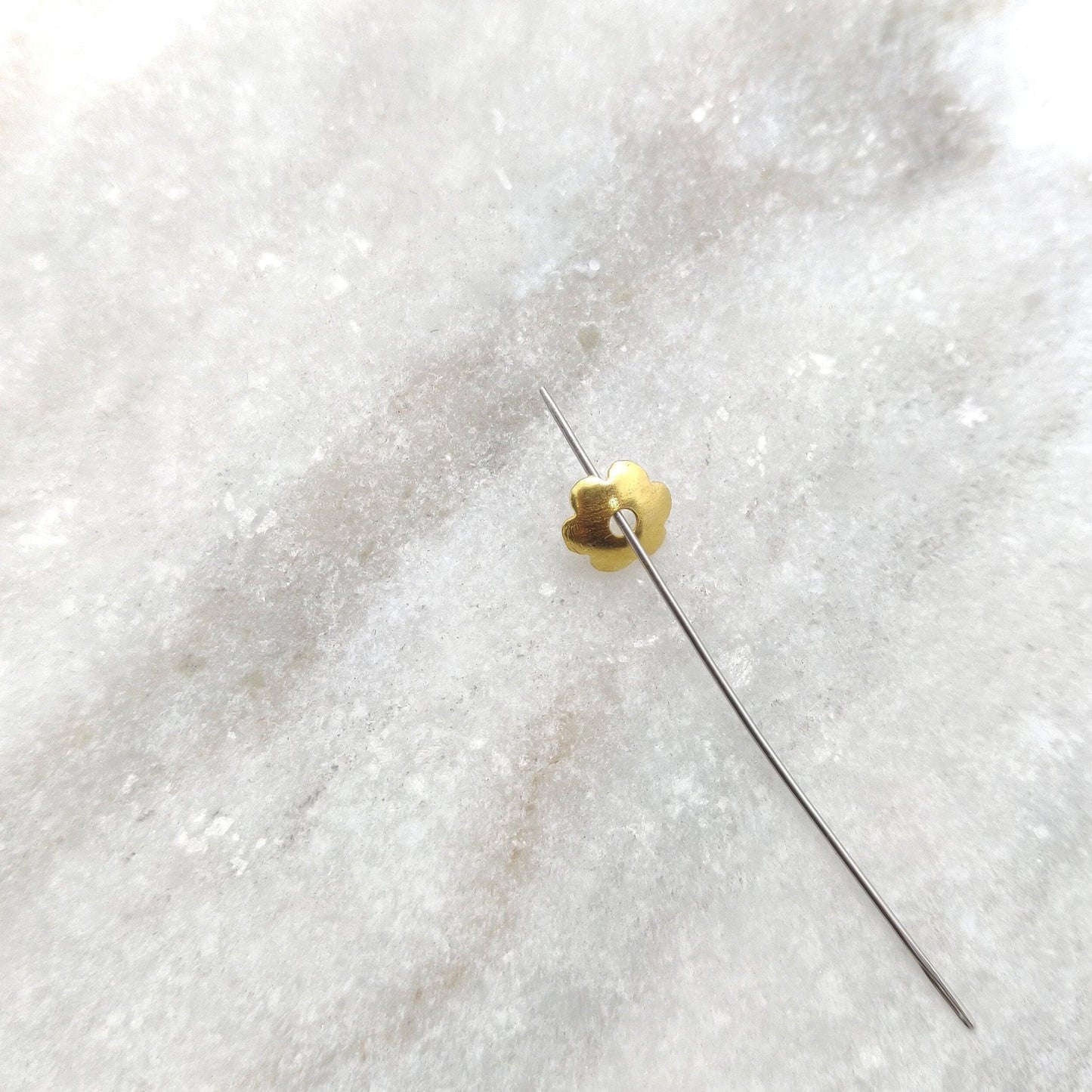 18K gold flower cap 7mm - close-up delicate petal detail