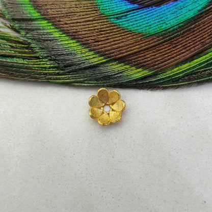 18K gold flower spacer cap 9x3mm - close-up wide petal