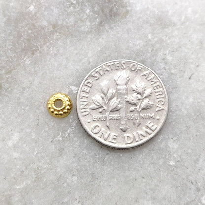 18K gold slim disc spacer cap 2x5mm - close-up petite