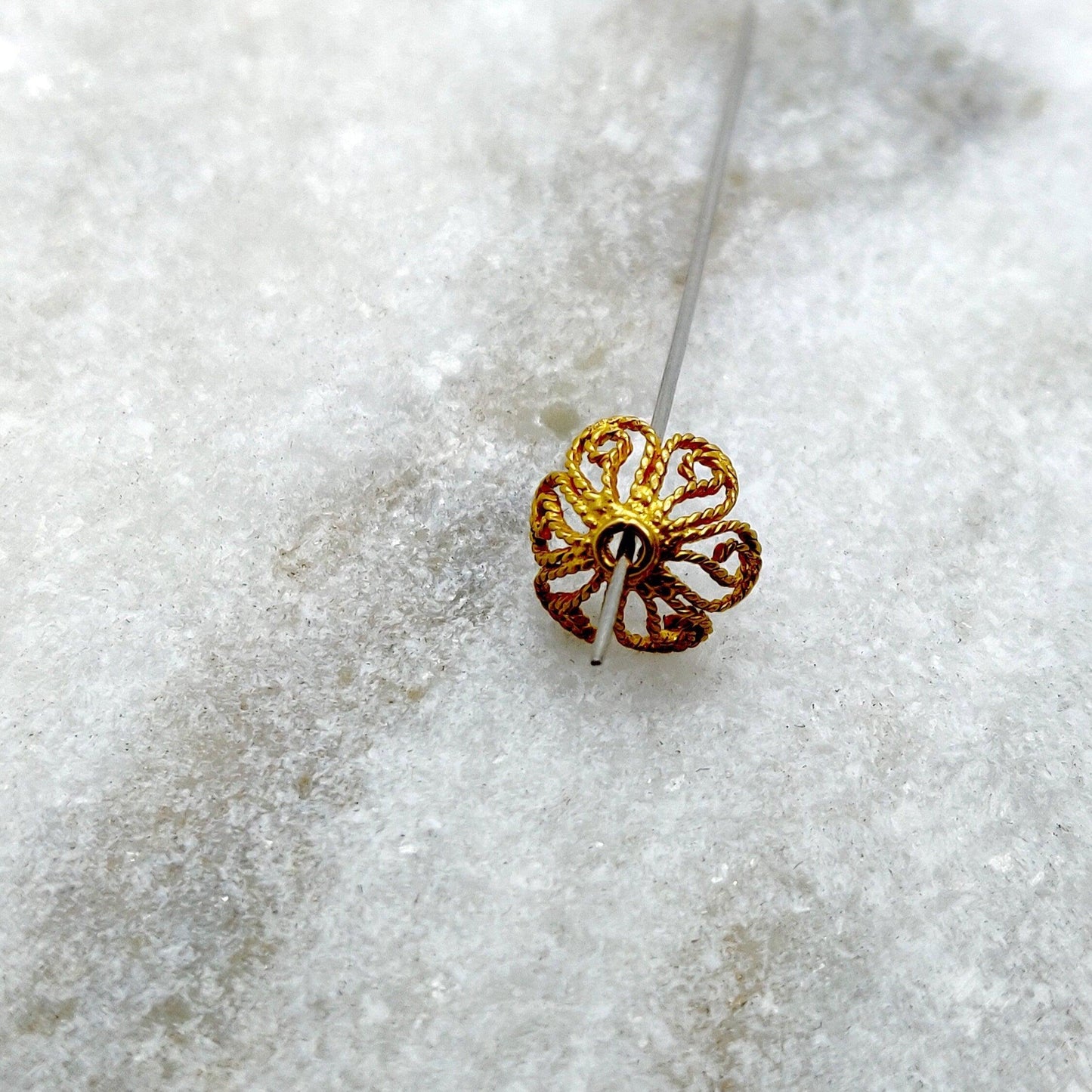 18K gold twisted bead cap 8mm - close-up rope texture