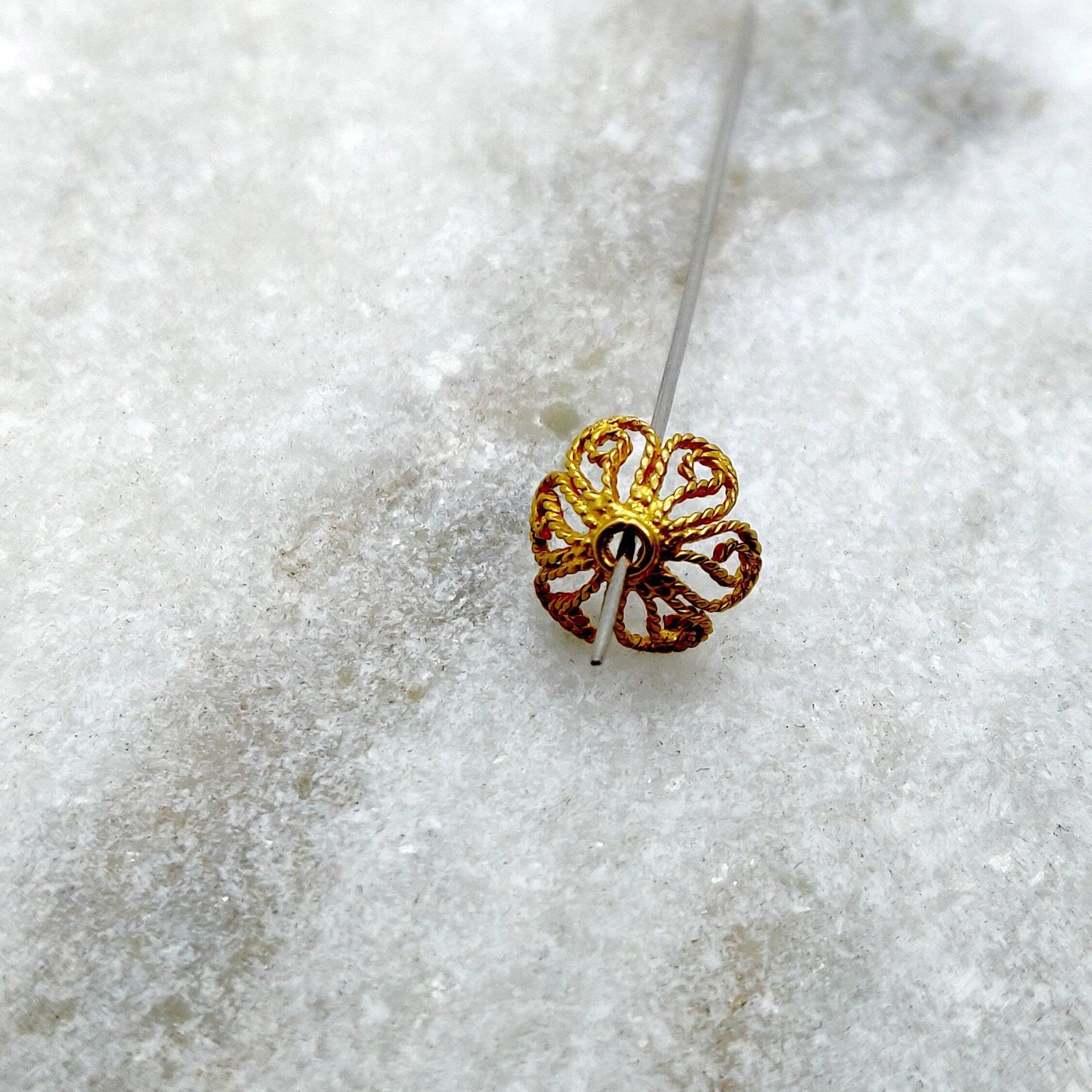 18K gold twisted bead cap 8mm - close-up rope texture