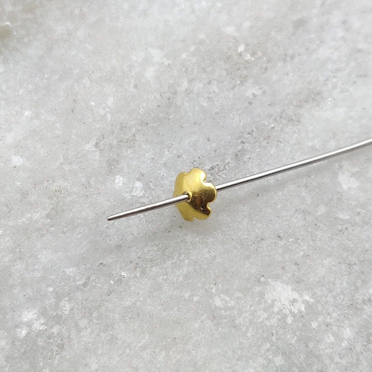 18K gold ultra-slim floral caps 1x5mm - close-up petite