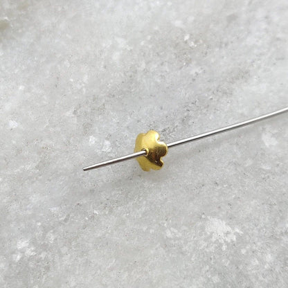 18K gold ultra-slim floral caps 1x5mm - close-up petite
