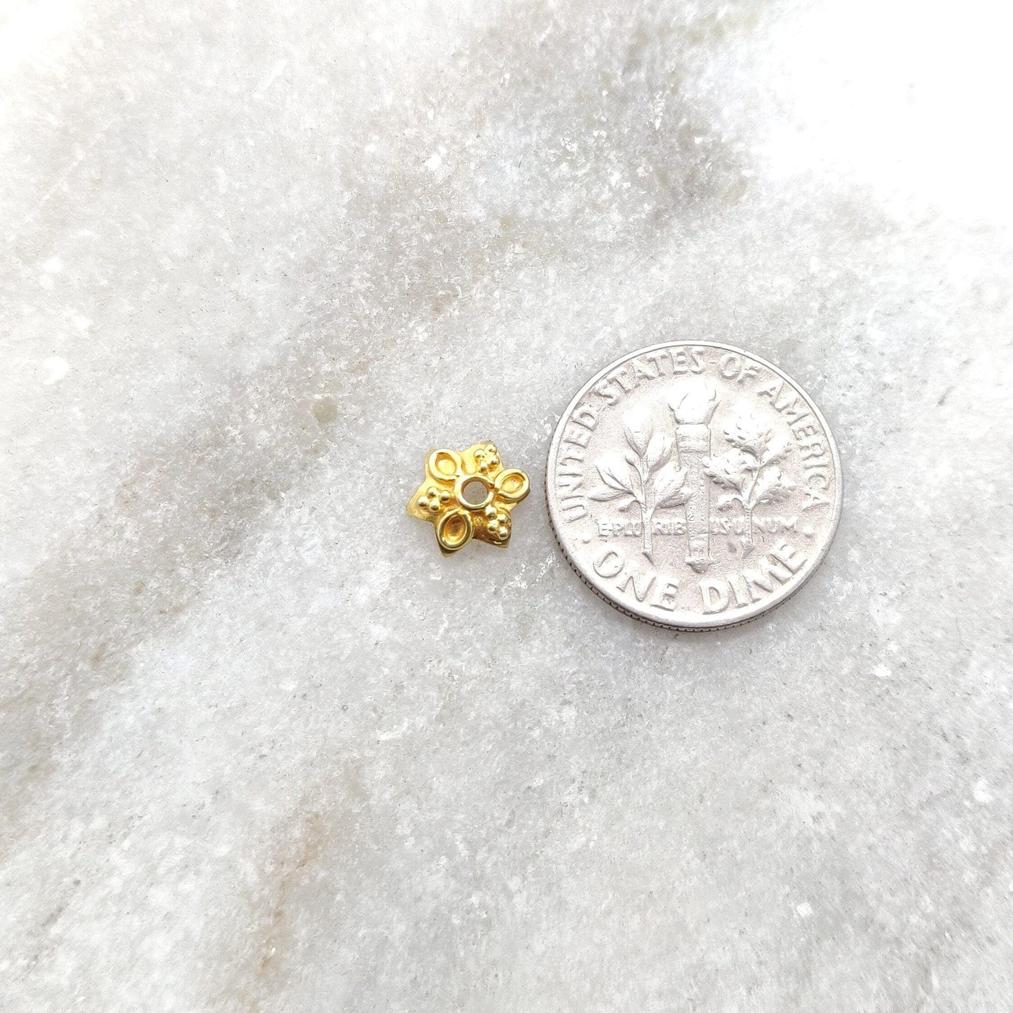 18K gold vintage fancy floral cap - ornate close-up detail