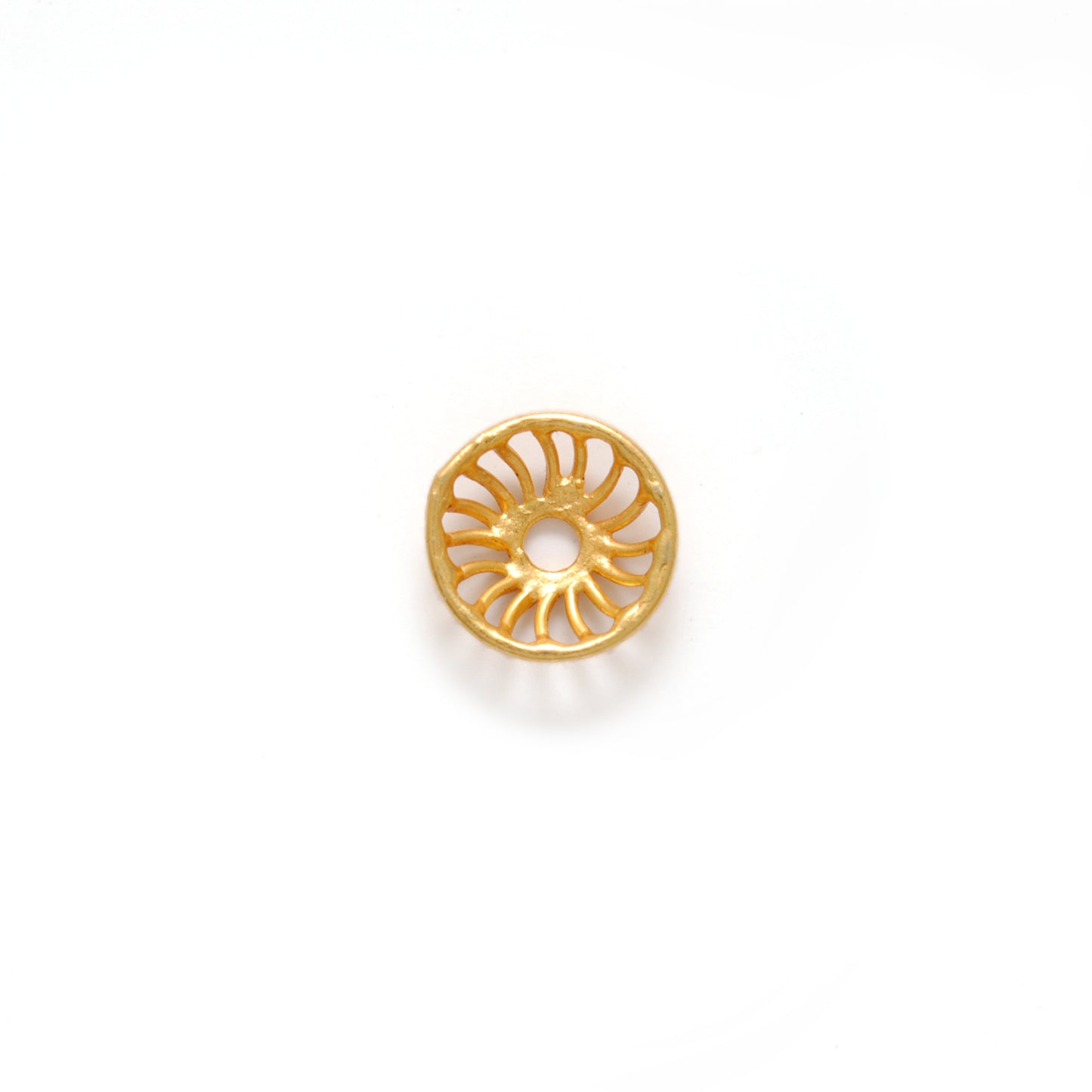 18K gold wheel cap bead 8mm - close-up flat ring detail