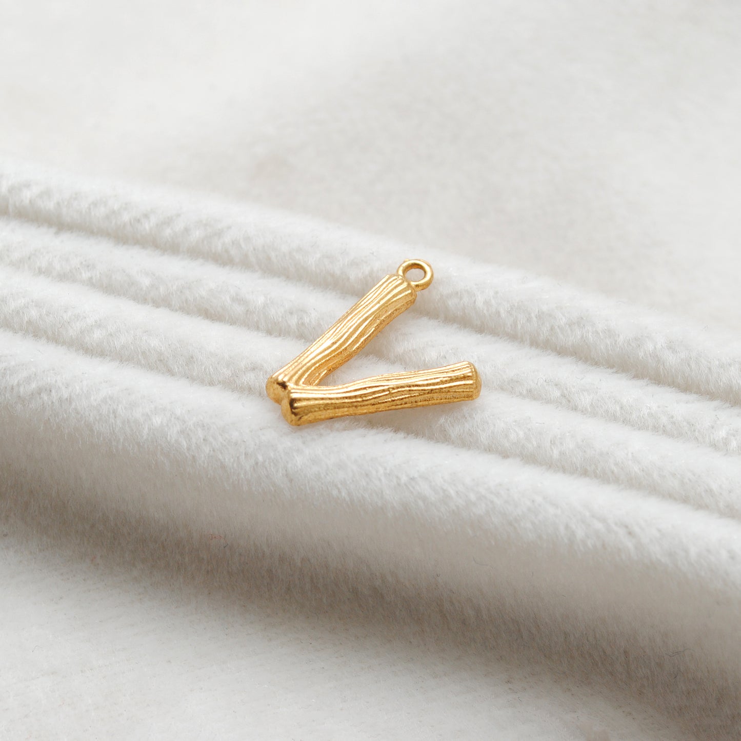V 18k Gold Initial Letter Pendant