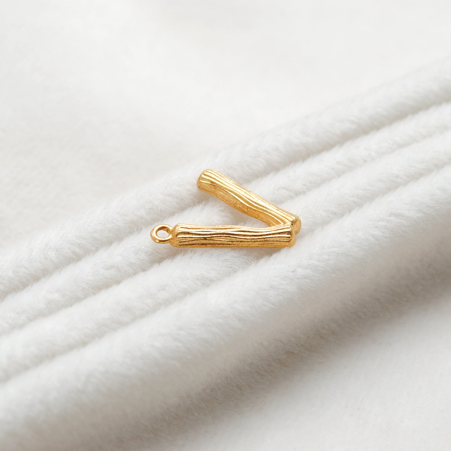 V 18k Gold Initial Letter Pendant