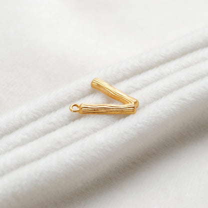 V 18k Gold Initial Letter Pendant