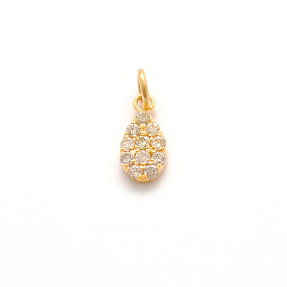 Diamond Pavé Gold Pendant 6x4mm – Lifestyle View