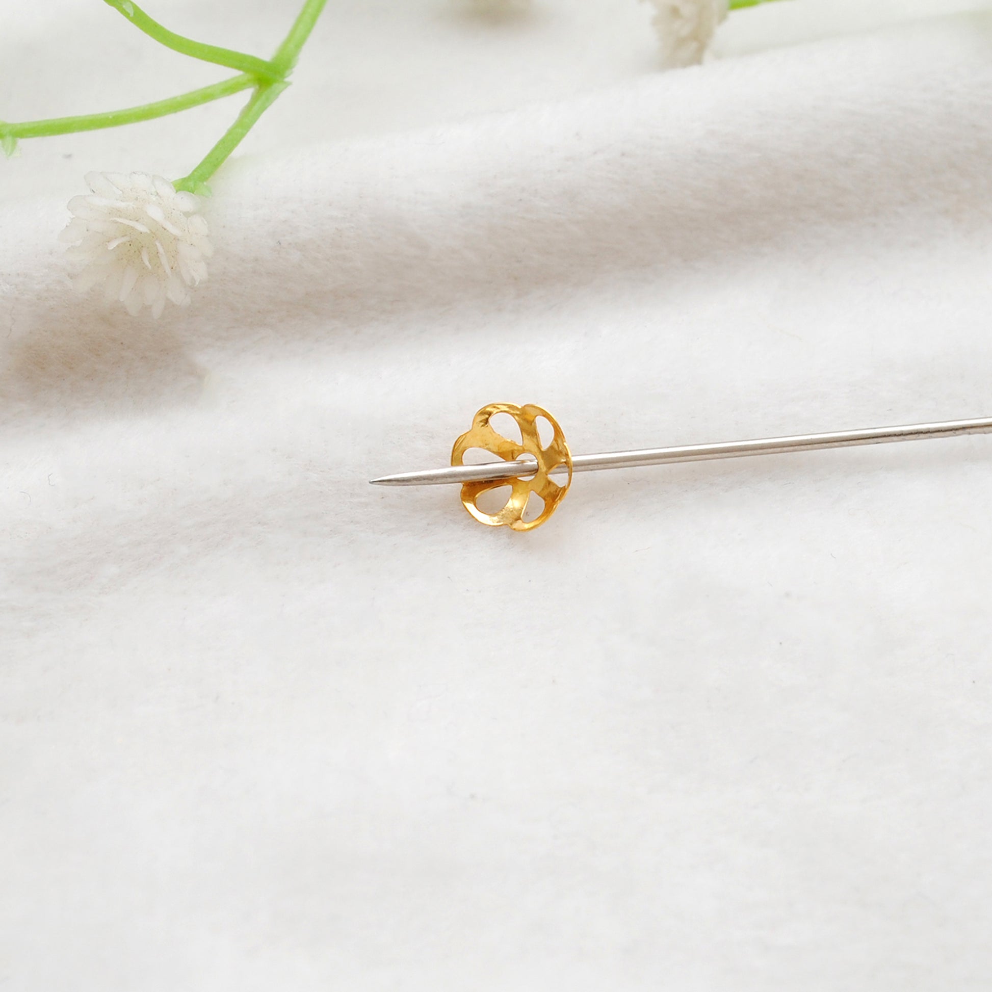 Floral 18K gold bead cap 8mm - petal texture close-up