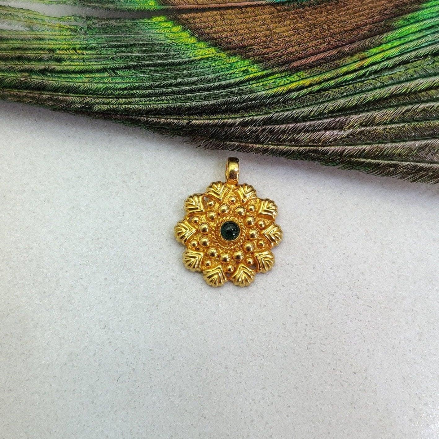 Emerald 18k Yellow Gold Vintage Pendant - Kanika Creations