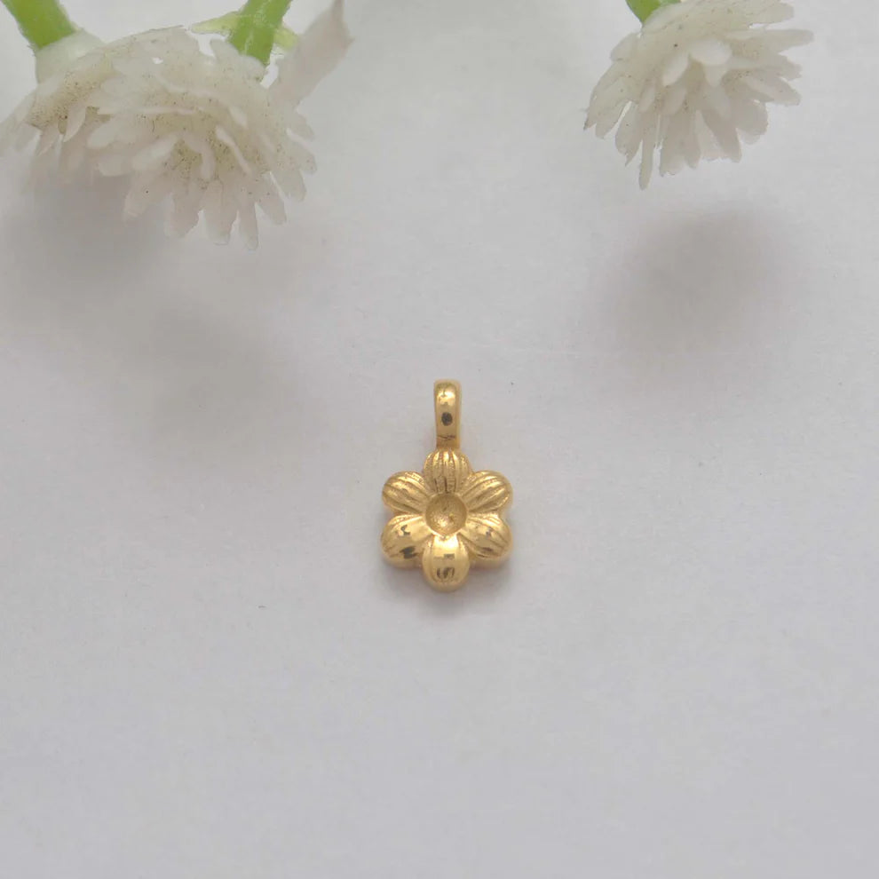 18k Gold flower charm