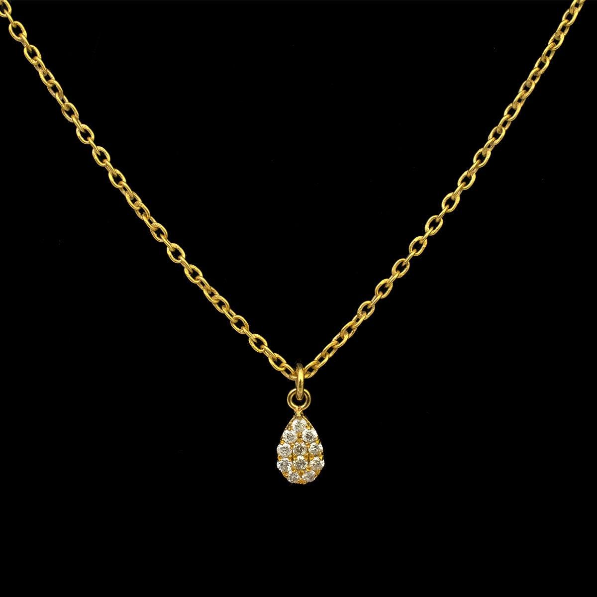 Natural Diamond Pavé 6x4mm Gold Pendant – Close-Up Detail